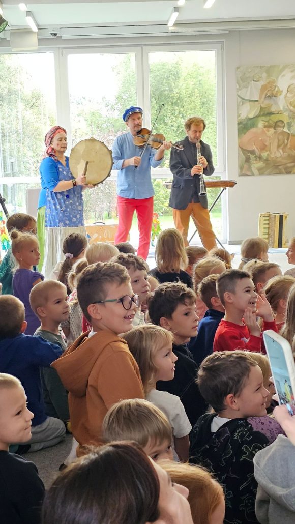 Aktorzy z teatrzyku „Słuchaj uchem” oraz dziecięca publiczność podczas spektaklu „Kusy Janek”.