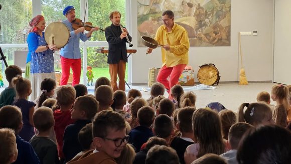 Aktorzy z teatrzyku „Słuchaj uchem” oraz dziecięca publiczność podczas spektaklu „Kusy Janek”.