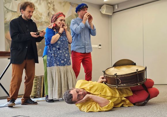 Aktorzy z teatrzyku „Słuchaj uchem” podczas spektaklu „Kusy Janek”.