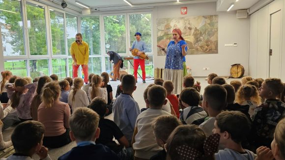 Aktorzy z teatrzyku „Słuchaj uchem” oraz dziecięca publiczność podczas spektaklu „Kusy Janek”.