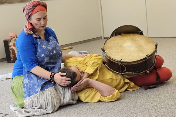 Aktorzy z teatrzyku „Słuchaj uchem” podczas spektaklu „Kusy Janek”.