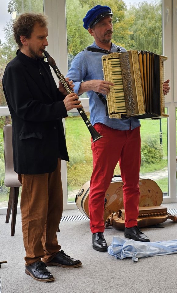 Aktorzy z teatrzyku „Słuchaj uchem” grający na instrumentach klarnecie i akordeonie podczas spektaklu „Kusy Janek”.