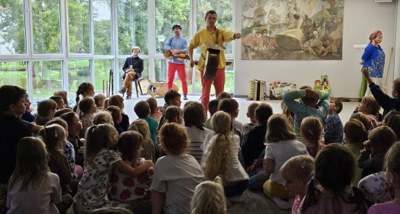 Aktorzy z teatrzyku „Słuchaj uchem” oraz dziecięca publiczność podczas spektaklu „Kusy Janek”.