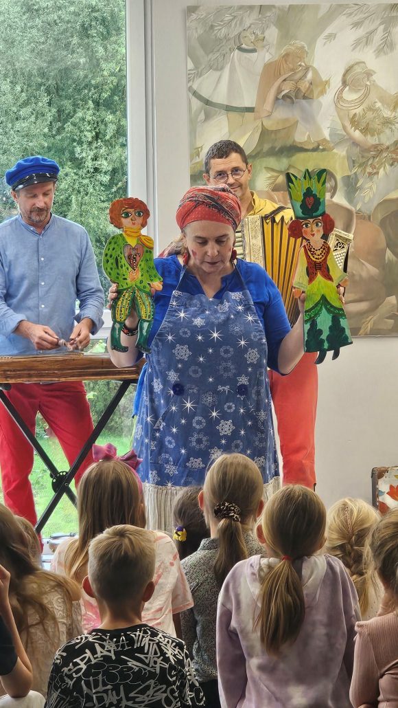 Aktorzy z teatrzyku „Słuchaj uchem” prezentujący bohaterów spektaklu oraz dziecięca publiczność podczas spektaklu „Kusy Janek”.