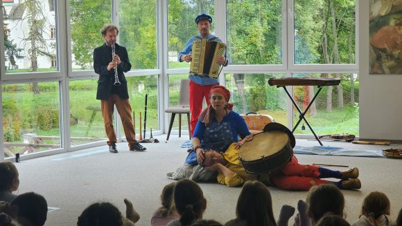 Aktorzy z teatrzyku „Słuchaj uchem” oraz dziecięca publiczność podczas spektaklu „Kusy Janek”.