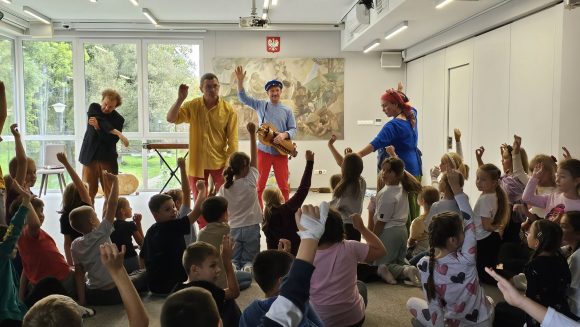 Aktorzy z teatrzyku „Słuchaj uchem” oraz dziecięca publiczność podczas spektaklu „Kusy Janek”.