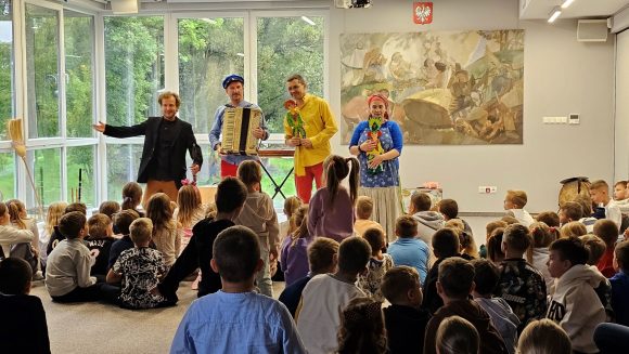 Aktorzy z teatrzyku „Słuchaj uchem” oraz dziecięca publiczność podczas spektaklu „Kusy Janek”.