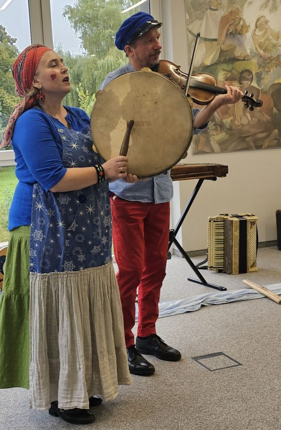 Aktorzy z teatrzyku „Słuchaj uchem” grający na skrzypcach i bębenku podczas spektaklu „Kusy Janek”.