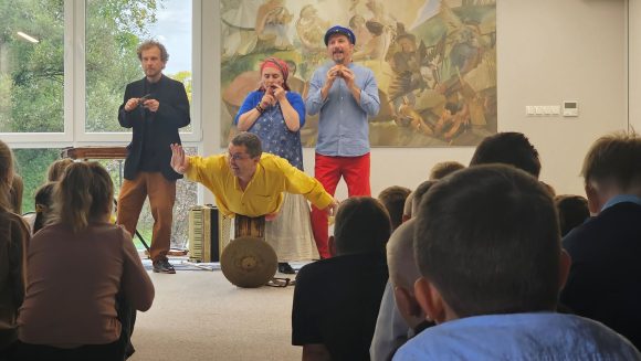 Aktorzy z teatrzyku „Słuchaj uchem” oraz dziecięca publiczność podczas spektaklu „Kusy Janek”.