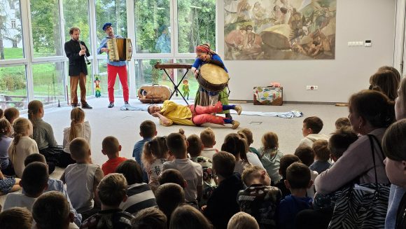 Aktorzy z teatrzyku „Słuchaj uchem” oraz dziecięca publiczność podczas spektaklu „Kusy Janek”.