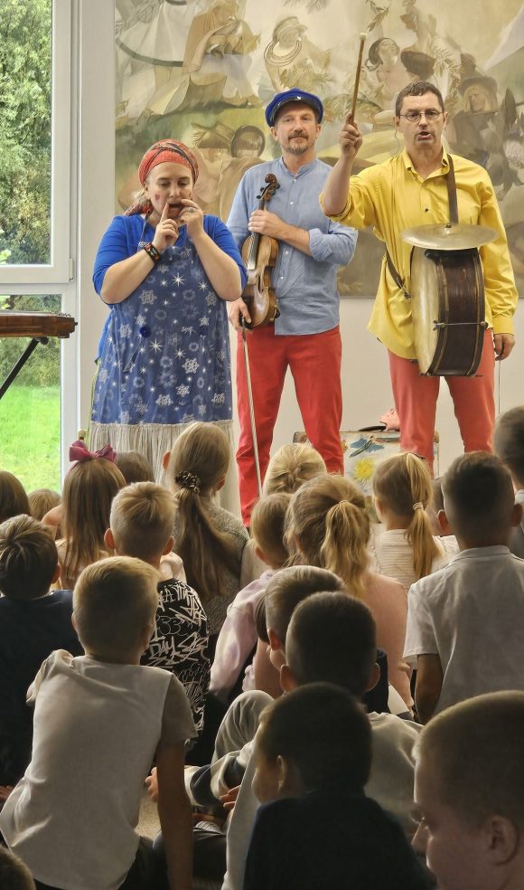 Aktorzy z teatrzyku „Słuchaj uchem” oraz dziecięca publiczność podczas spektaklu „Kusy Janek”.