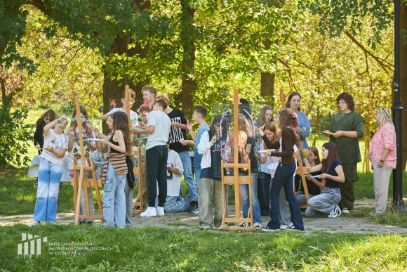 Na pierwszym planie uczniowie Publicznej Szkoły Podstawowej nr 2 im. Jana Pawła II w Szydłowcu podczas zajęć artystycznych „Witraż w plenerze”.