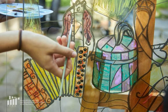 Fragment pracy uczniów Publicznej Szkoły Podstawowej nr 2 im. Jana Pawła II w Szydłowcu podczas zajęć artystycznych „Witraż w plenerze”.