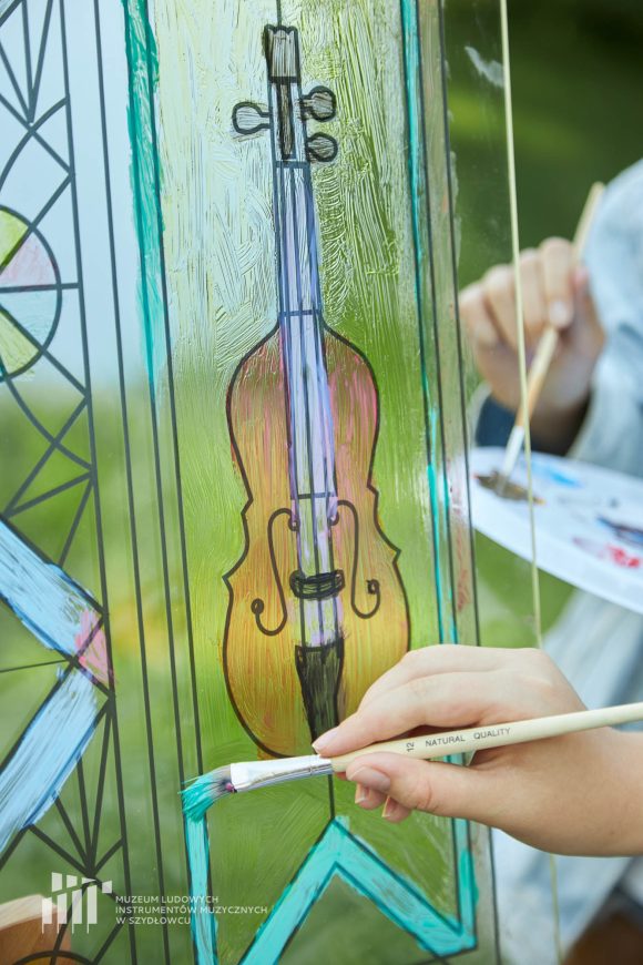 Fragment pracy uczniów Publicznej Szkoły Podstawowej nr 2 im. Jana Pawła II w Szydłowcu podczas zajęć artystycznych „Witraż w plenerze”.