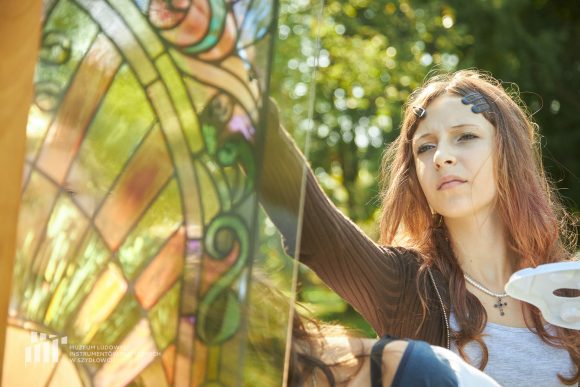 Na pierwszym planie uczennica Publicznej Szkoły Podstawowej nr 2 im. Jana Pawła II w Szydłowcu podczas zajęć artystycznych „Witraż w plenerze”.