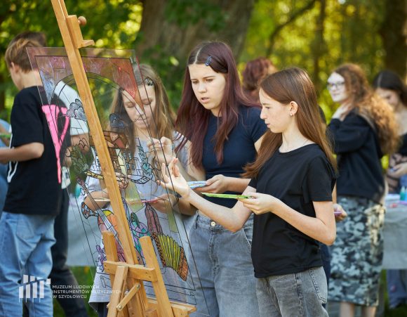 Uczniowie Publicznej Szkoły Podstawowej nr 2 im. Jana Pawła II w Szydłowcu podczas zajęć artystycznych „Witraż w plenerze”.