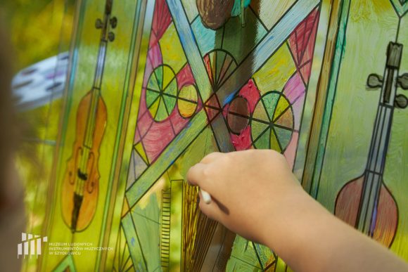 Fragment pracy uczniów Publicznej Szkoły Podstawowej nr 2 im. Jana Pawła II w Szydłowcu podczas zajęć artystycznych „Witraż w plenerze”.