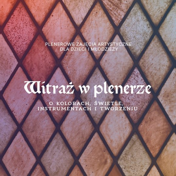 Grafika. W tle romby o różnych fakturach w zgaszonych kolorach. W centralnej części biały napis 'witraż w plenerze".