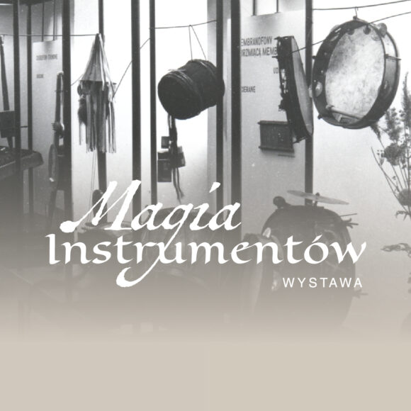 Grafika do wystawy „Magia instrumentów”. W tle czarnobiałe zjecie archiwalnej ekspozycji m.in. membranofonów.