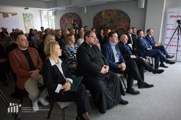 Widok na publiczność sympozjum historycznego. W pierwszym rzędzie dyrektor muzeum, proboszcz parafii w Wysokiej oraz prelegenci.