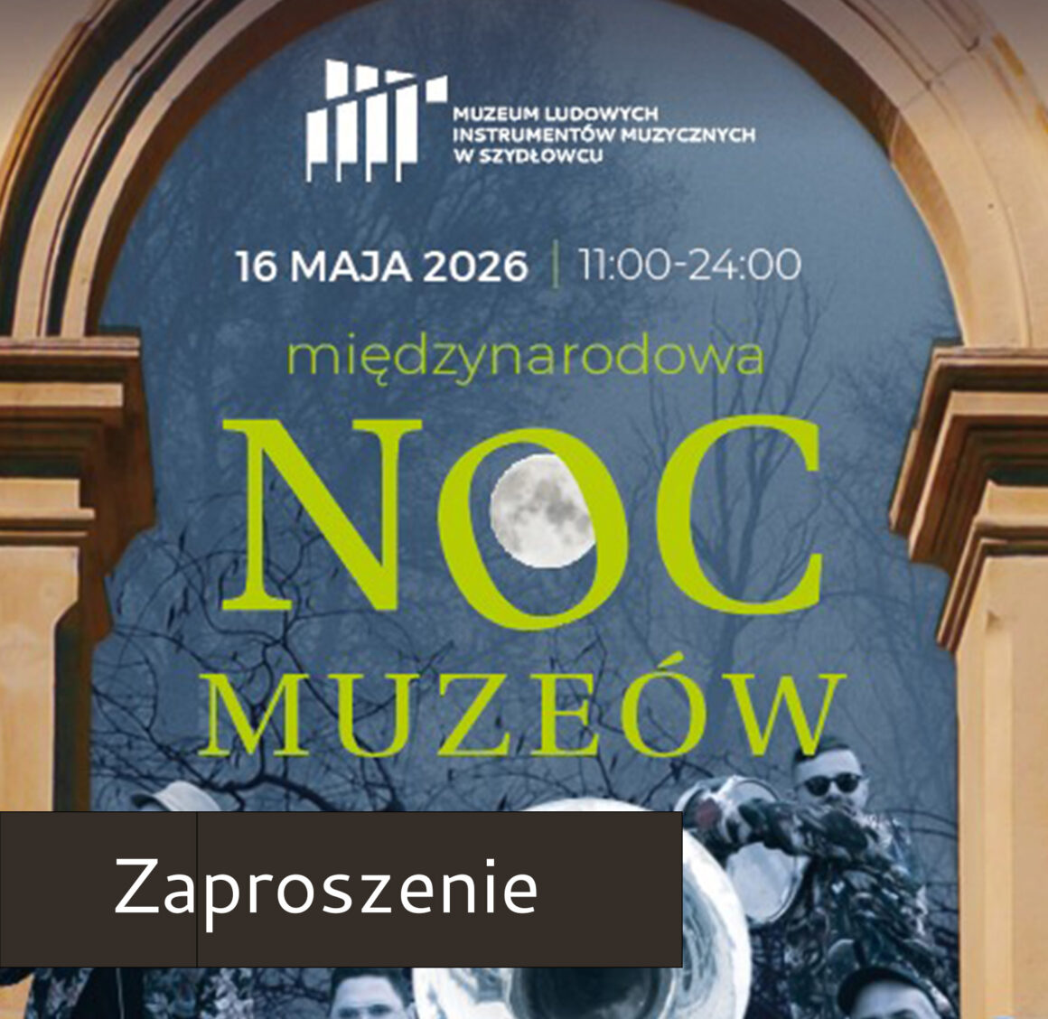 zaproszenie na noc muzeów 2026 Grafika. Ramy grafiki stanowi kamienna arkada. W środkowej części na granatowym tle zielony napis: międzynarodowa noc muzeów. W dolnej części postacie trzymające w ręku instrumenty dęte blaszane.