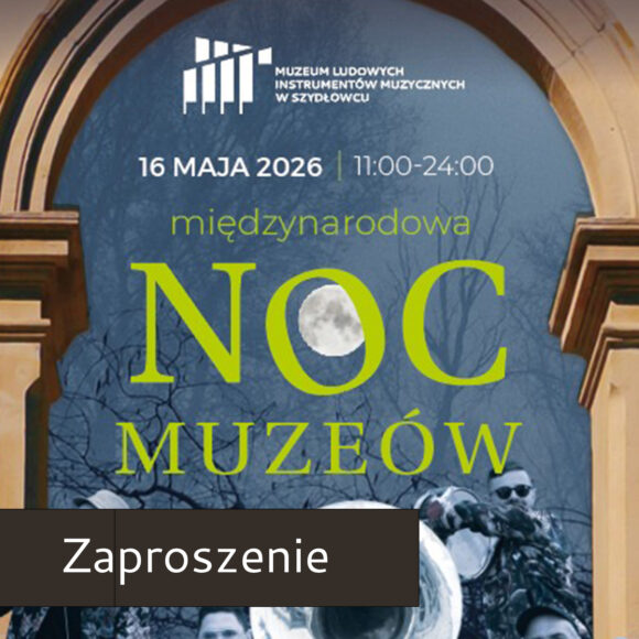 Grafika. Ramy grafiki stanowi kamienna arkada. W środkowej części na granatowym tle zielony napis: międzynarodowa noc muzeów. W dolnej części postacie trzymające w ręku instrumenty dęte blaszane.