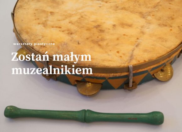 Większą część grafiki zajmuje zdjęcie bębenka obręczowego z brzękadłami i skórzaną membraną w kolorze żółtym. W dolnej części poziomo pokazana pałeczka w kolorze zielonym. Po lewej stronie na środku biały napis.
