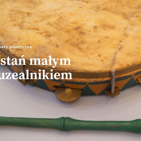 Większą część grafiki zajmuje zdjęcie bębenka obręczowego z brzękadłami i skórzaną membraną w kolorze żółtym. W dolnej części poziomo pokazana pałeczka w kolorze zielonym. Po lewej stronie na środku biały napis.