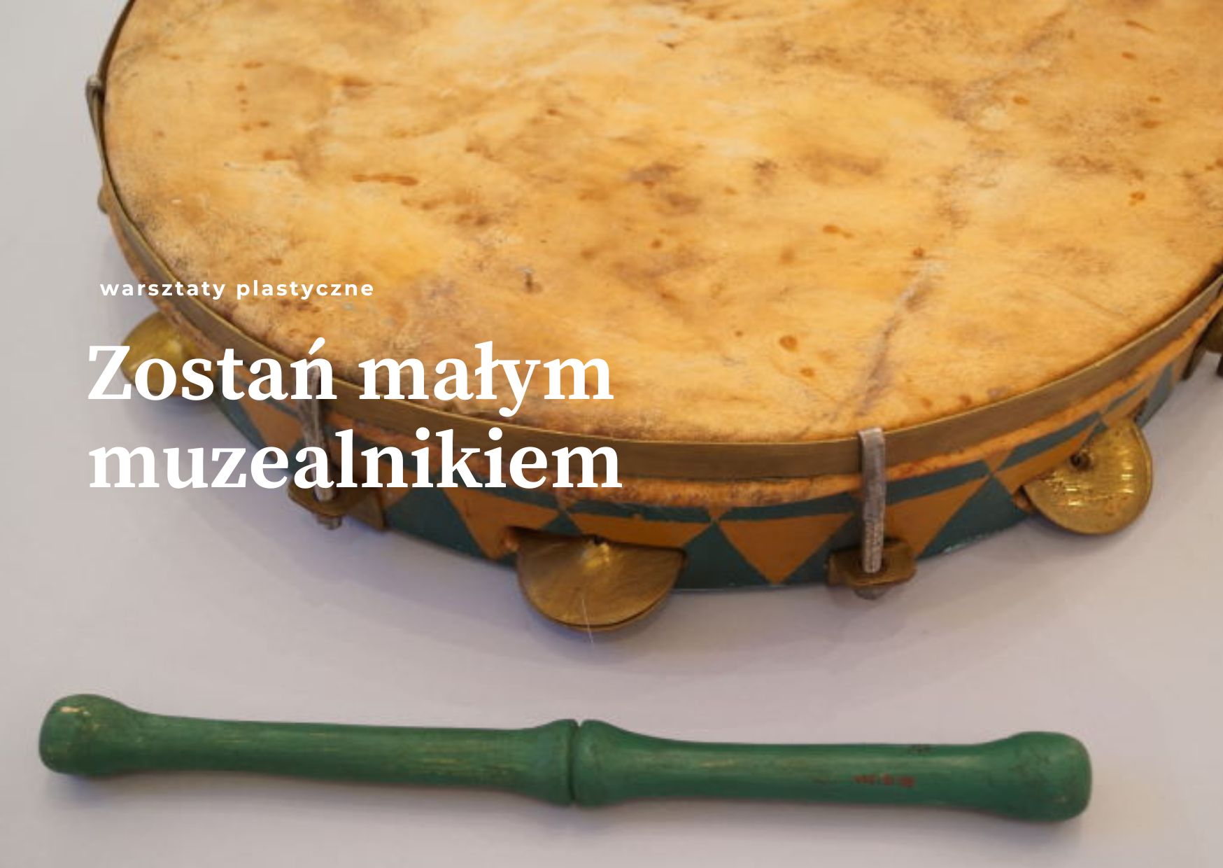 Większą część grafiki zajmuje zdjęcie bębenka obręczowego z brzękadłami i skórzaną membraną w kolorze żółtym. W dolnej części poziomo pokazana pałeczka w kolorze zielonym. Po lewej stronie na środku biały napis.