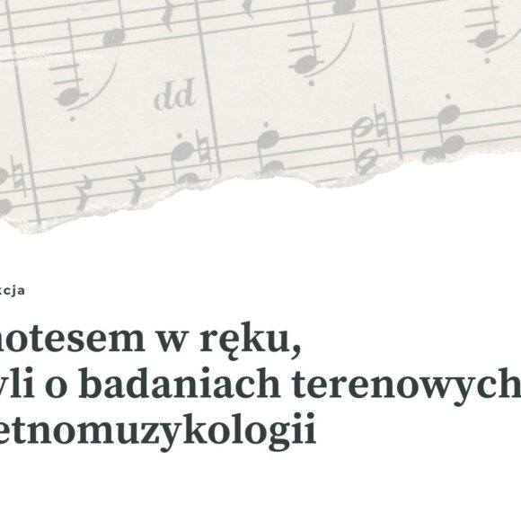 U góry nierówno urwany kawałek starego papieru nutowego. Na dole białe tło i czarny napis