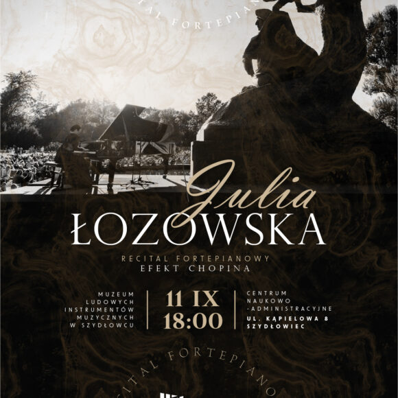 Fotografia przedstawia plakat na koncert Juli Łozowskiej z cyklu efekt Chopina. Na plakacie przeważają ciemne kolory. Na pierwszym planie widać napisy zapowiadające koncert, drugi plan przedstawia pianistkę grającą na fortepianie